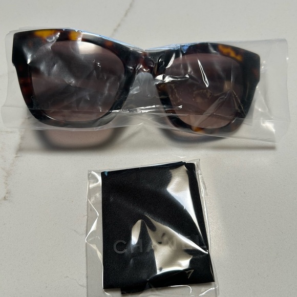 CHANEL Brown Tortoise Sunglasses Gift Ready main image 10